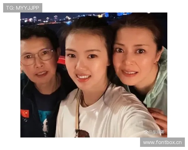 张常宁在家吃顿饭，光配菜就摆了八道